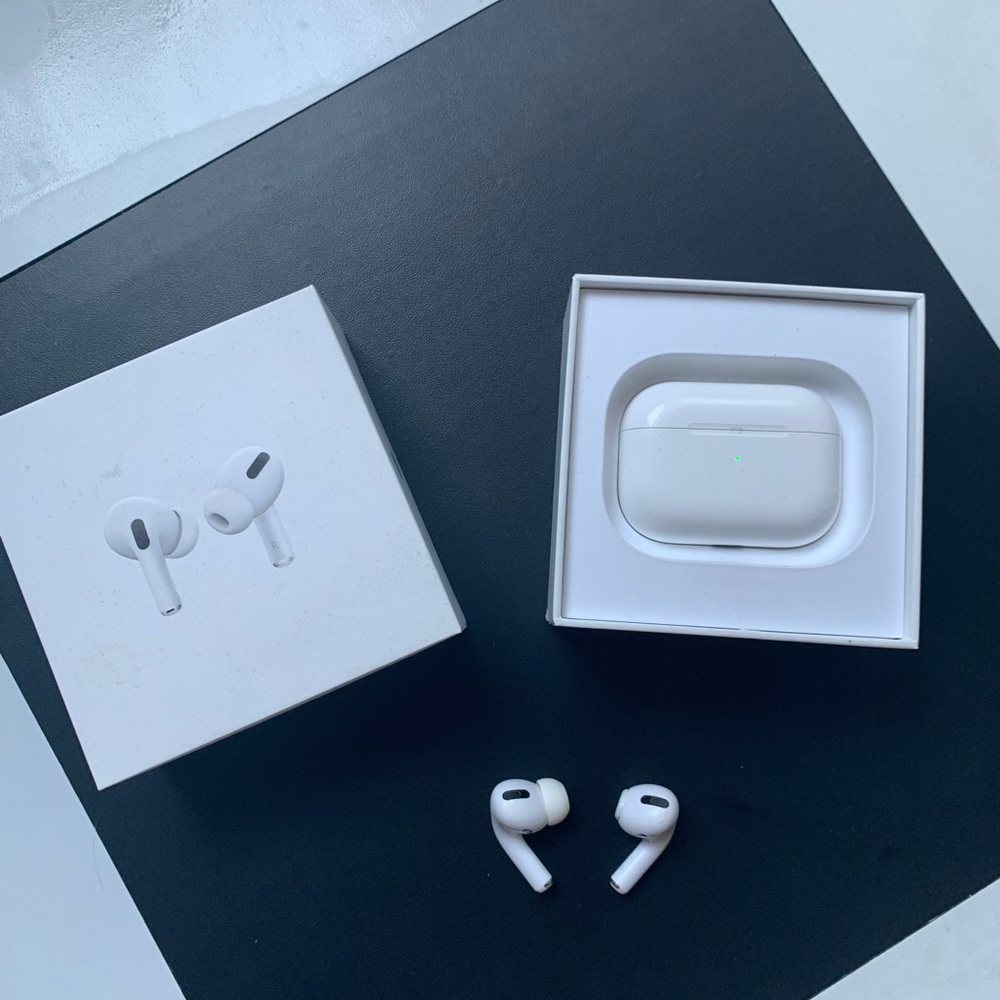 APPLE - AirPods Pro wireless charging case